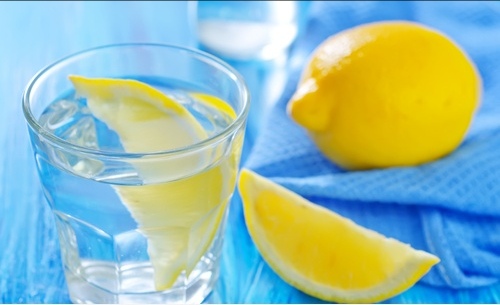  ماء الليمون طريقة لتخسيس الكرش خاصة عند شربه كل يوم عند الاستيقاظ.