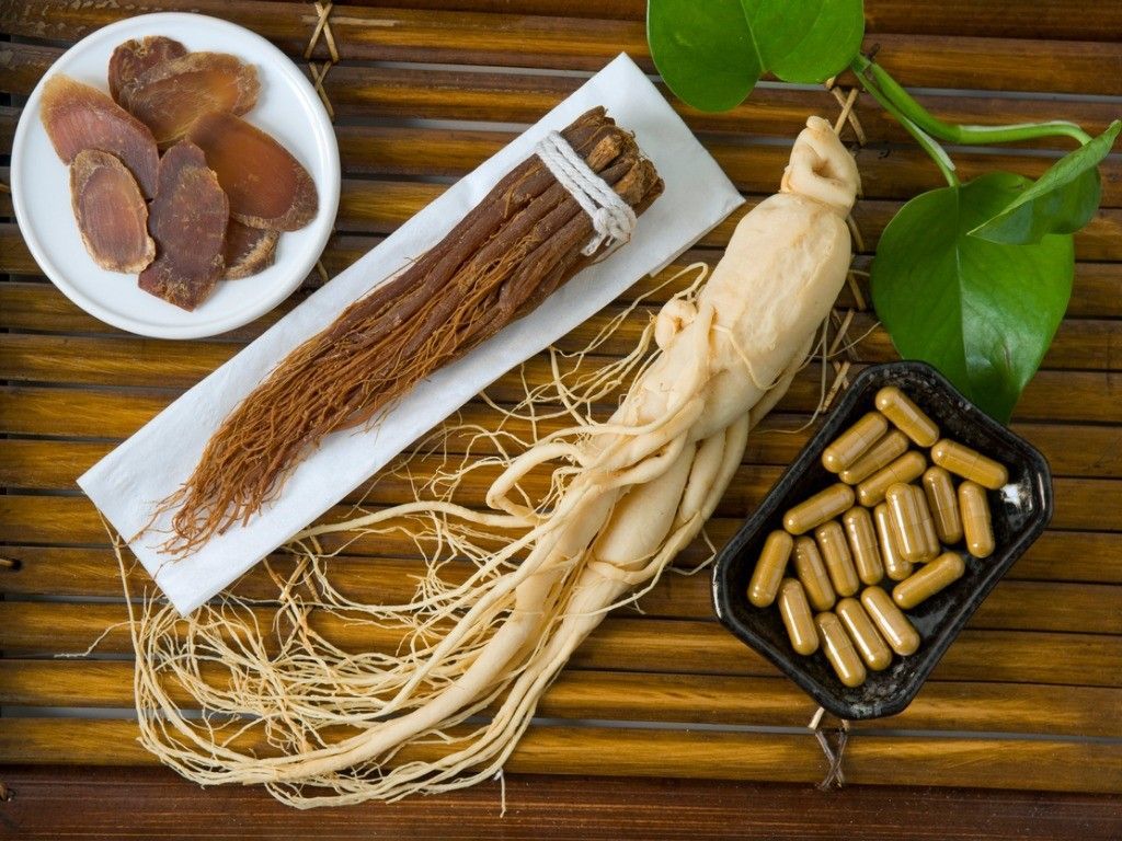 الجنسنج الكوري من الاعشاب التي تستخدم بكثره في المطابخ الآسيوية وتحديداً في كوريا ، ويدخل في العديد من الوجبات الغذائية .