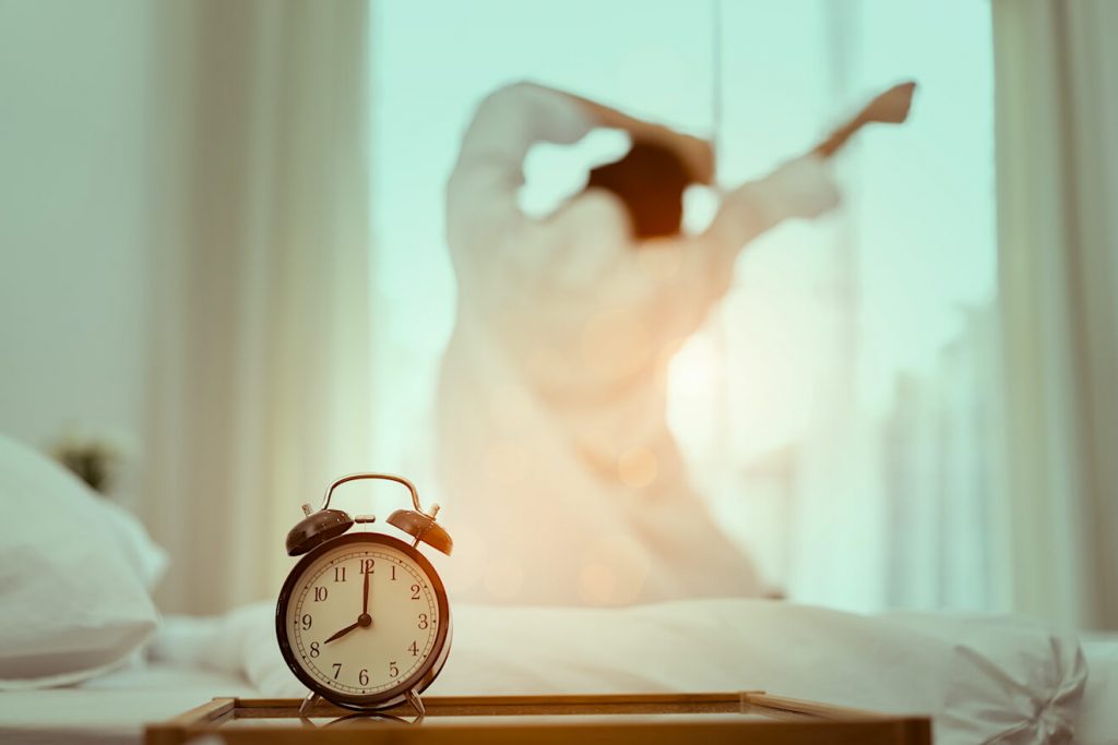 الاستيقاظ المبكر  له فوائد عديدة على جسم الانسان تعود عليه بالمنفعة . 

