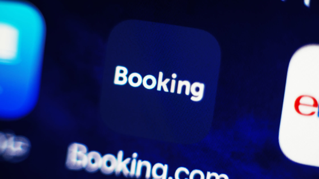 تطبيق Booking لحجز الفنادق .