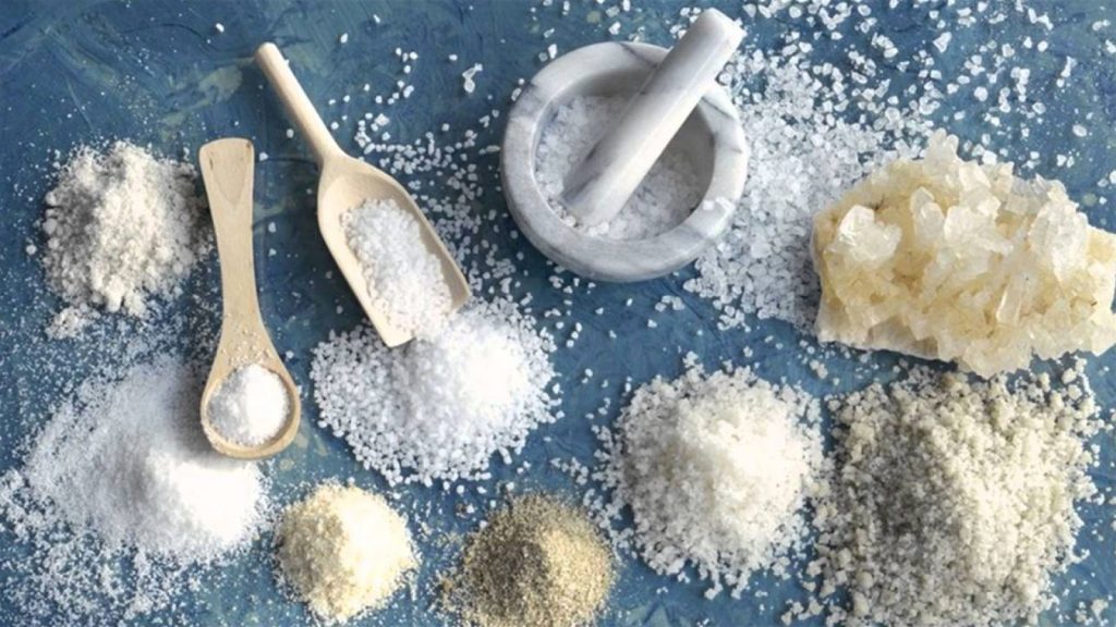 السموم البيضاء هي 3 ، و تتمثل في الدقيق ،الملح و السكر.