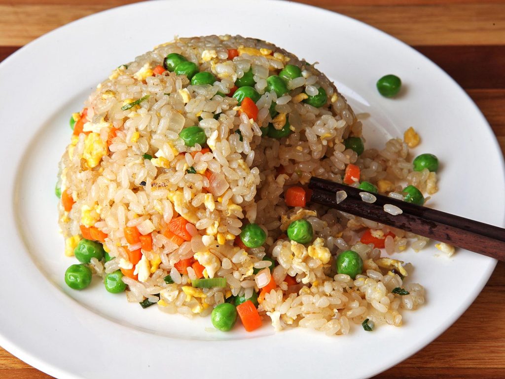 طبق الأرز المقلي الحار